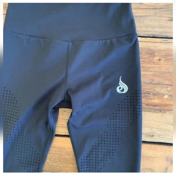 *RYDERWEAR BLACK PERFORATED LEGGINGS SZ XS NWOT* - Picture 8 of 8